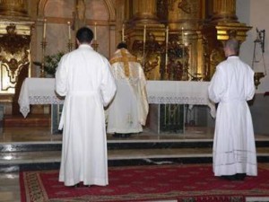 El diácono toma el evangeliario del altar (cf. S Beato de Liébana) Misa Hispana en Valladolid (Encuentro nacional de diáconos)