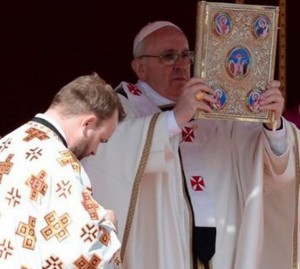 Papa-Santa-Biblia-Foto-AFP_LRZIMA20130319_0030_11