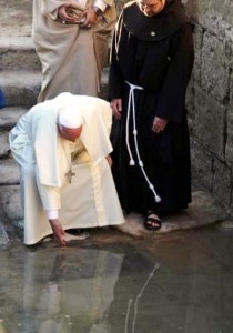 El Santo Padre junto al Jordán en el lugar venerado desde antiguo como el sitio del Bautismo de Jesús.