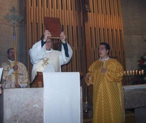 Manuel Gómez Vela, diácono presenta el Evangelio del Señor al pueblo