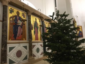 Árbol de Pascuas en la iglesia ortodoxa rusa de Madrid ante el iconostasio